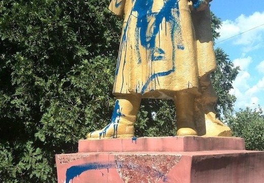 Вандалы облили синей краской памятник воинам Советской армии в Латвии
