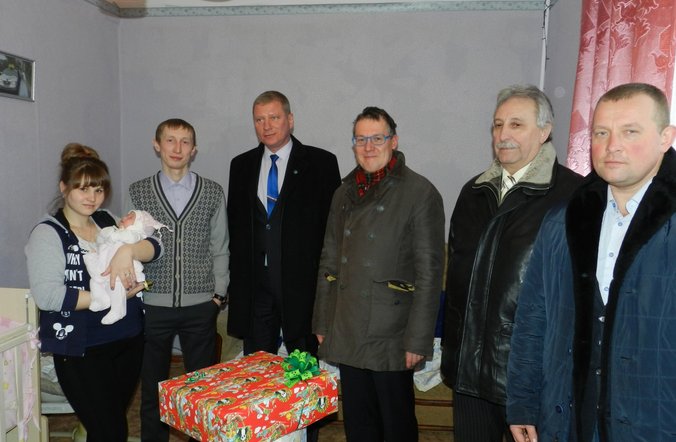 Нарвские власти поздравили первую новорожденную жительницу Ивангорода в 2017 году