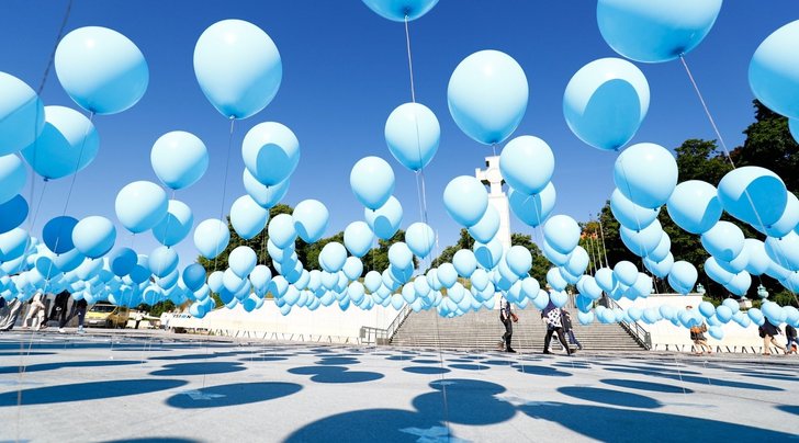 ФОТО: На площади Вабадузе напоминают о жертвах депортации тысячи голубых воздушных "слез"
